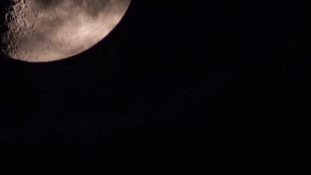 雲を通して夜空に月の動きの4Kタイムラプス — ストック動画