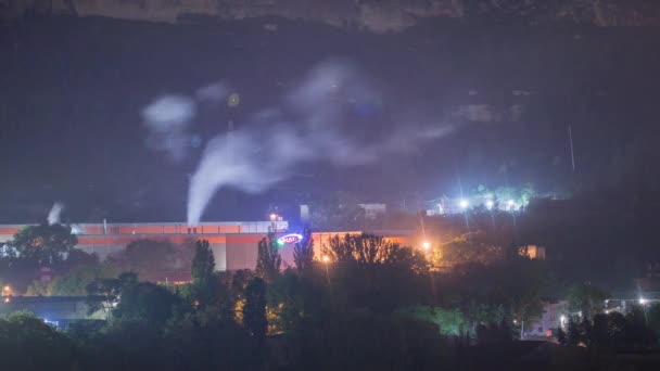 Rookschoorstenen Van Fabriek Nachts Mist Tegen Achtergrond Van Berg Heldere — Stockvideo