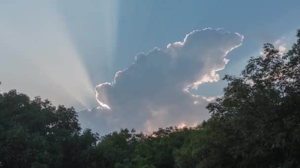 Timelapse Chmur Zachodu Słońca Przez Które Przebijają Się Promienie Słońca — Wideo stockowe