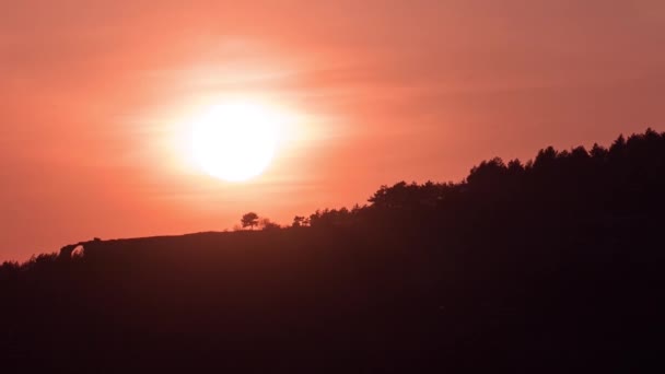 Timelapse Del Sol Poniente Sobre Montaña Bosque — Vídeos de Stock