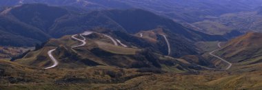 Dağ süslü yolu. Panoramik manzara. İlkbahar