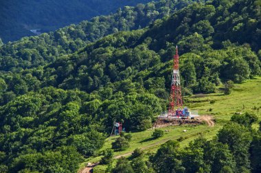 Yeşil dağ ve vadi manzaralı küçük bir bina ya da evler. Rusya 'daki Kuzey Kafkasya Dağları.