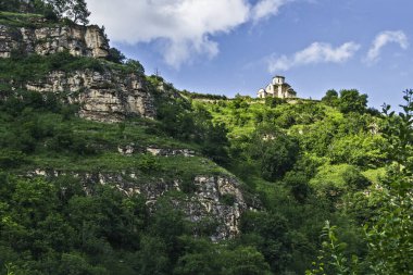 Kuzey Kafkasya dağlarında eski bir tapınak. Sentinsky Tapınağı. Terk edilmiş bina