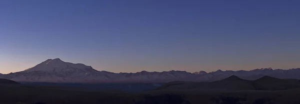 Elbrus Dağı. Gemini 'nin karla kaplı dağ zirveleri. Kuzey Kafkasya. Panoramik dağ görünümleri.