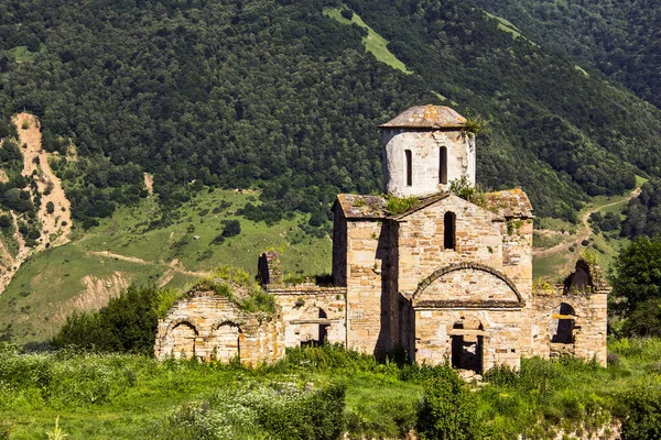 Kuzey Kafkasya Dağlarında Eski Bir Tapınak Sentinsky Tapınağı Terk Edilmiş — Stok fotoğraf