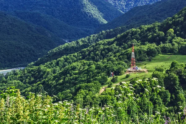 Yeşil dağ ve vadi manzaralı küçük bir bina ya da evler. Rusya 'daki Kuzey Kafkasya Dağları.