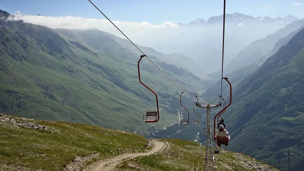 Seilbahn Mit Blick Auf Die Berge Des Nordkaukasus — Stockfoto