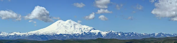 Elbrus Dağı. Gemini 'nin karla kaplı dağ zirveleri. Kuzey Kafkasya. Panoramik dağ görünümleri.