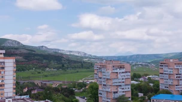 Timelapse Σύννεφα Θέα Καταπράσινα Βουνά Και Πολυώροφα Κτίρια Κισλοβοντσκ Βόρειος — Αρχείο Βίντεο
