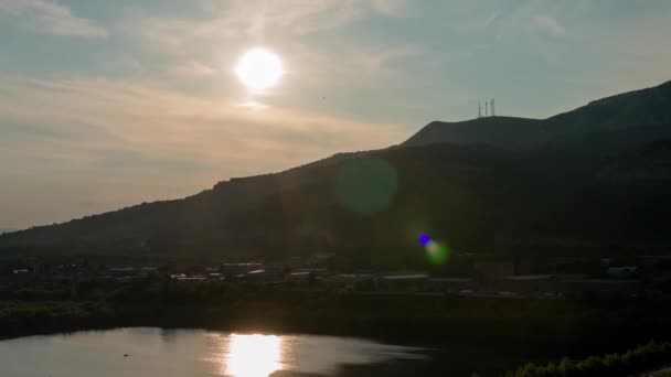 Atardecer Timelapse Las Montañas Las Afueras Ciudad Reflejo Del Sol — Vídeos de Stock