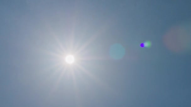 Zářícím Slunci Ubíhaly Mraky Během Dne Slunce Mracích Horký Letní — Stock video