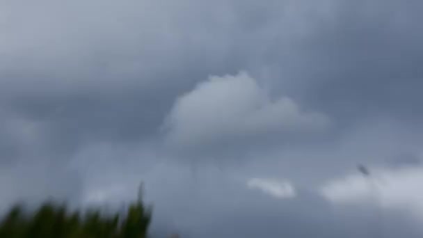 过去的黑暗风暴云 镜头宝宝 其效果是标题移位 — 图库视频影像