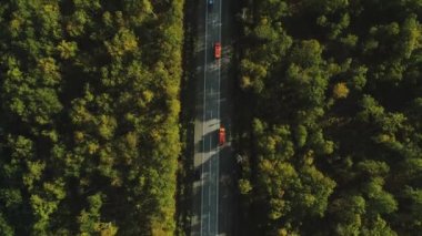 Orman boyunca uzanan otoyolun kuş bakışı görüntüsü. Yollarda arabalar var. En güzel orman yolu. Kamçatka, Rusya.