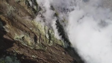 Rusya 'daki Kamçatka' nın dağ gayzerlerinin üzerine kuş bakışı bir bakış. Sıcak sis, kayalar ve taşlar. Vahşi manzaralar..