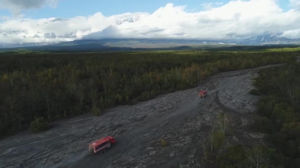 Widok Lotu Ptaka Górskiej Drogi Przez Las Którym Jedzie Ciężarówka — Wideo stockowe