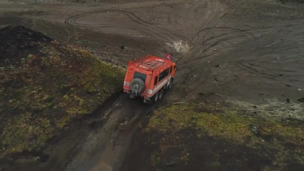 Ciężarówka Jedzie Górską Drogą Przez Przeszkody Widok Lotu Ptaka Wiosną — Wideo stockowe