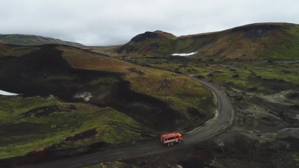 Lastbilen Kör Bergsväg Genom Hinder Flygfoto Våren Gupp Gupp Och — Stockvideo