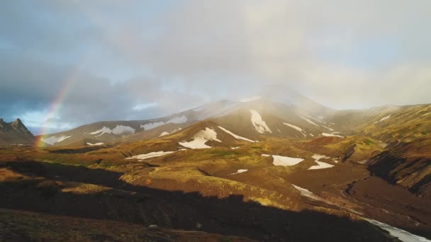 Прекрасный Полет Над Горной Долиной Радуга Облаках Зеленые Снежные Районы — стоковое видео