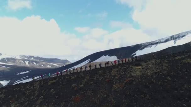 Μια Μεγάλη Ομάδα Τουριστών Περπατά Κατά Μήκος Της Οροσειράς Κάμερα — Αρχείο Βίντεο