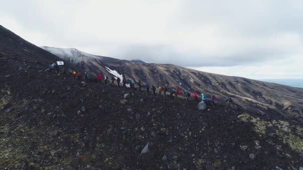 Een Grote Groep Toeristen Loopt Langs Bergketen Camera Vliegt Hen — Stockvideo