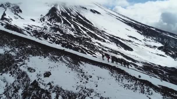 Skupina Horolezců Turistů Kráčí Napůl Zasněžené Skále Krásné Vzrušující Střílení — Stock video