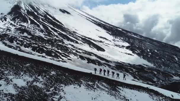 Groupe Alpinistes Touristes Marche Sur Rocher Moitié Enneigé Belle Passionnante — Video