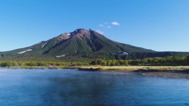 Terbang Atas Danau Kabut Kamchatka Rusia Gunung Vulkanik Belakangnya Sebelah — Stok Video