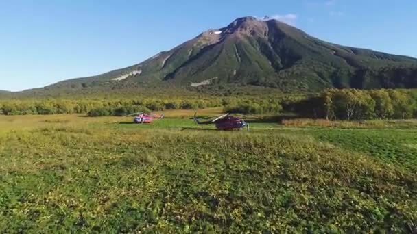 Flyger Över Den Gröna Dalen Ett Vulkaniskt Berg Bakgrunden Slutet — Stockvideo