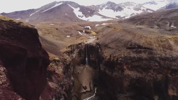 Volare Altitudine Sopra Una Cascata Montagna Kamchatka Russia Una Montagna — Video Stock