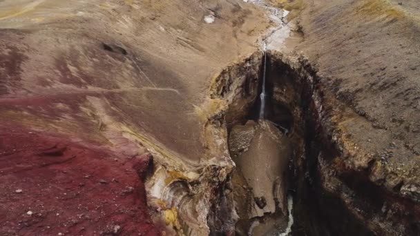 Volando Una Altitud Sobre Una Cascada Montaña Kamchatka Rusia Hay — Vídeos de Stock