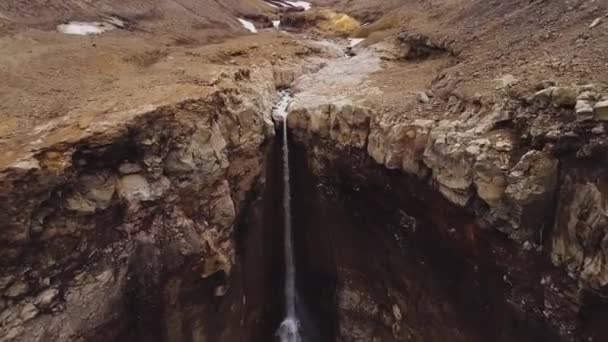 Flughöhe Über Einem Gebirgswasserfall Kamtschatka Russland Gibt Einen Vulkanischen Berg — Stockvideo