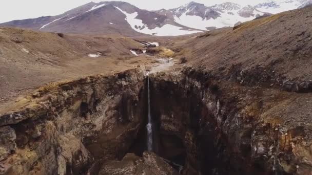 Voando Uma Altitude Acima Uma Cachoeira Montanha Kamchatka Rússia Uma — Vídeo de Stock