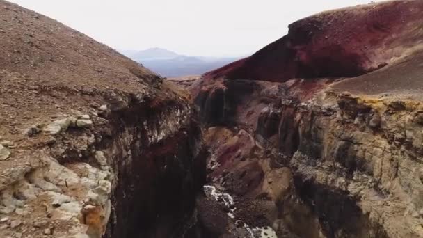 Πετώντας Πάνω Από Ένα Ορεινό Φαράγγι Στην Καμτσάτκα Της Ρωσίας — Αρχείο Βίντεο