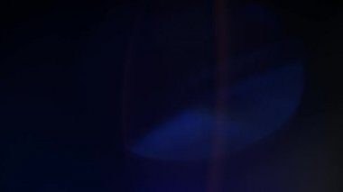 Prism Gökkuşağı Işıkları Kara Arkaplan 'a vuruyor. Çok renkli ışık 4K görüntü sızdırıyor. Doğal aydınlatma ışınları bokeh etkisi. Çekimlerinizi birleştirmek, videoyu biçimlendirmek, geçişlerinizi.