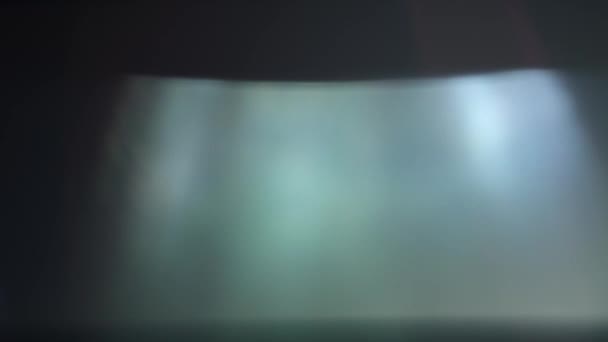 プリズムレインボーライトフレアがブラックの背景に重なります 多色の光漏れ4K映像 自然光ランプ線ボケ効果 あなたの映像を合成するために ビデオをスタイリング トランジション — ストック動画