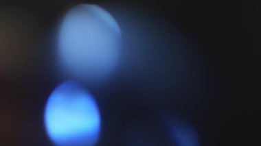 Prism Gökkuşağı Işıkları Kara Arkaplan 'a vuruyor. Çok renkli ışık 4K görüntü sızdırıyor. Doğal aydınlatma ışınları bokeh etkisi. Çekimlerinizi birleştirmek, videoyu biçimlendirmek, geçişlerinizi.