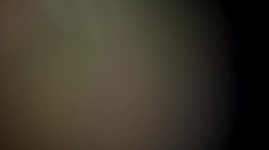 Prism Gökkuşağı Işıkları Kara Arkaplan 'a vuruyor. Çok renkli ışık 4K görüntü sızdırıyor. Doğal aydınlatma ışınları bokeh etkisi. Çekimlerinizi birleştirmek, videoyu biçimlendirmek, geçişlerinizi.