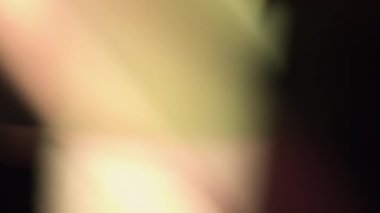 Prism Gökkuşağı Işıkları Kara Arkaplan 'a vuruyor. Çok renkli ışık 4K görüntü sızdırıyor. Doğal aydınlatma ışınları bokeh etkisi. Çekimlerinizi birleştirmek, videoyu biçimlendirmek, geçişlerinizi.