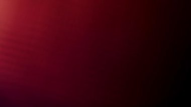 Prism Gökkuşağı Işıkları Kara Arkaplan 'a vuruyor. Çok renkli ışık 4K görüntü sızdırıyor. Doğal aydınlatma ışınları bokeh etkisi. Çekimlerinizi birleştirmek, videoyu biçimlendirmek, geçişlerinizi.