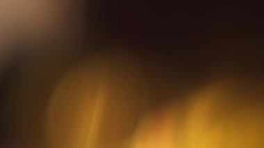 Prism Gökkuşağı Işıkları Kara Arkaplan 'a vuruyor. Çok renkli ışık 4K görüntü sızdırıyor. Doğal aydınlatma ışınları bokeh etkisi. Çekimlerinizi birleştirmek, videoyu biçimlendirmek, geçişlerinizi.