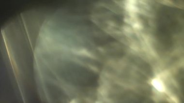 Prism Gökkuşağı Işıkları Kara Arkaplan 'a vuruyor. Çok renkli ışık 4K görüntü sızdırıyor. Doğal aydınlatma ışınları bokeh etkisi. Çekimlerinizi birleştirmek, videoyu biçimlendirmek, geçişlerinizi.