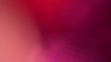 Prism Gökkuşağı Işıkları Kara Arkaplan 'a vuruyor. Çok renkli ışık 4K görüntü sızdırıyor. Doğal aydınlatma ışınları bokeh etkisi. Çekimlerinizi birleştirmek, videoyu biçimlendirmek, geçişlerinizi.