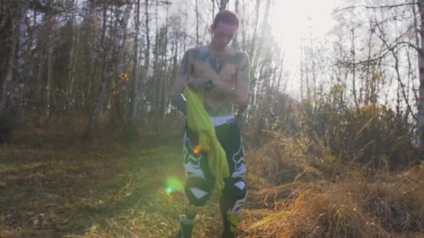 Een Extreme Rijder Een Fiets Pronkt Met Zijn Tatoeages Zijn — Stockvideo