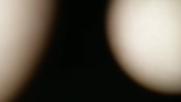多色の光漏れ 黒い背景の4K映像 レンズスタジオフレアリークバーストオーバーレイ 自然光ランプ線ボケ効果 あなたの映像を合成するために — ストック動画