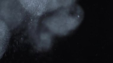 Siyah zemin üzerinde beyaz-gümüş parçacıkların havada asılı kalması. Bazı parçacıklar güzel bir bokeh içinde bulanıklaşıyor. Çeşitli karıştırma kiplerinde videolarınız için 4K arkaplan.
