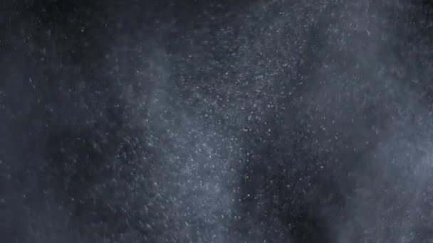 黒の背景に空気中の白い銀粒子の懸濁液 粒子のいくつかは美しいボケでぼやけている 様々なミキシングモードでのビデオの4K背景 — ストック動画