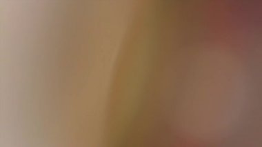 Çok renkli ışık sızıntısı. Siyah arka planda 4K görüntü. Stüdyoda gaz sızıntısı var. Doğal aydınlatma ışınları bokeh etkisi. Görüntülerinizi birleştirmek için..