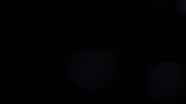 Çok renkli ışık sızıntısı. Siyah arka planda 4K görüntü. Stüdyoda gaz sızıntısı var. Doğal aydınlatma ışınları bokeh etkisi. Görüntülerinizi birleştirmek için..