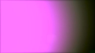 Çok renkli ışık sızıntısı. Siyah arka planda 4K görüntü. Stüdyoda gaz sızıntısı var. Doğal aydınlatma ışınları bokeh etkisi. Görüntülerinizi birleştirmek için..