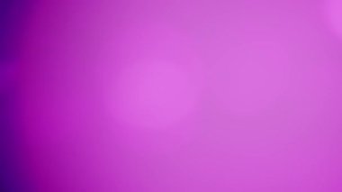 Çok renkli ışık sızıntısı. Siyah arka planda 4K görüntü. Stüdyoda gaz sızıntısı var. Doğal aydınlatma ışınları bokeh etkisi. Görüntülerinizi birleştirmek için..